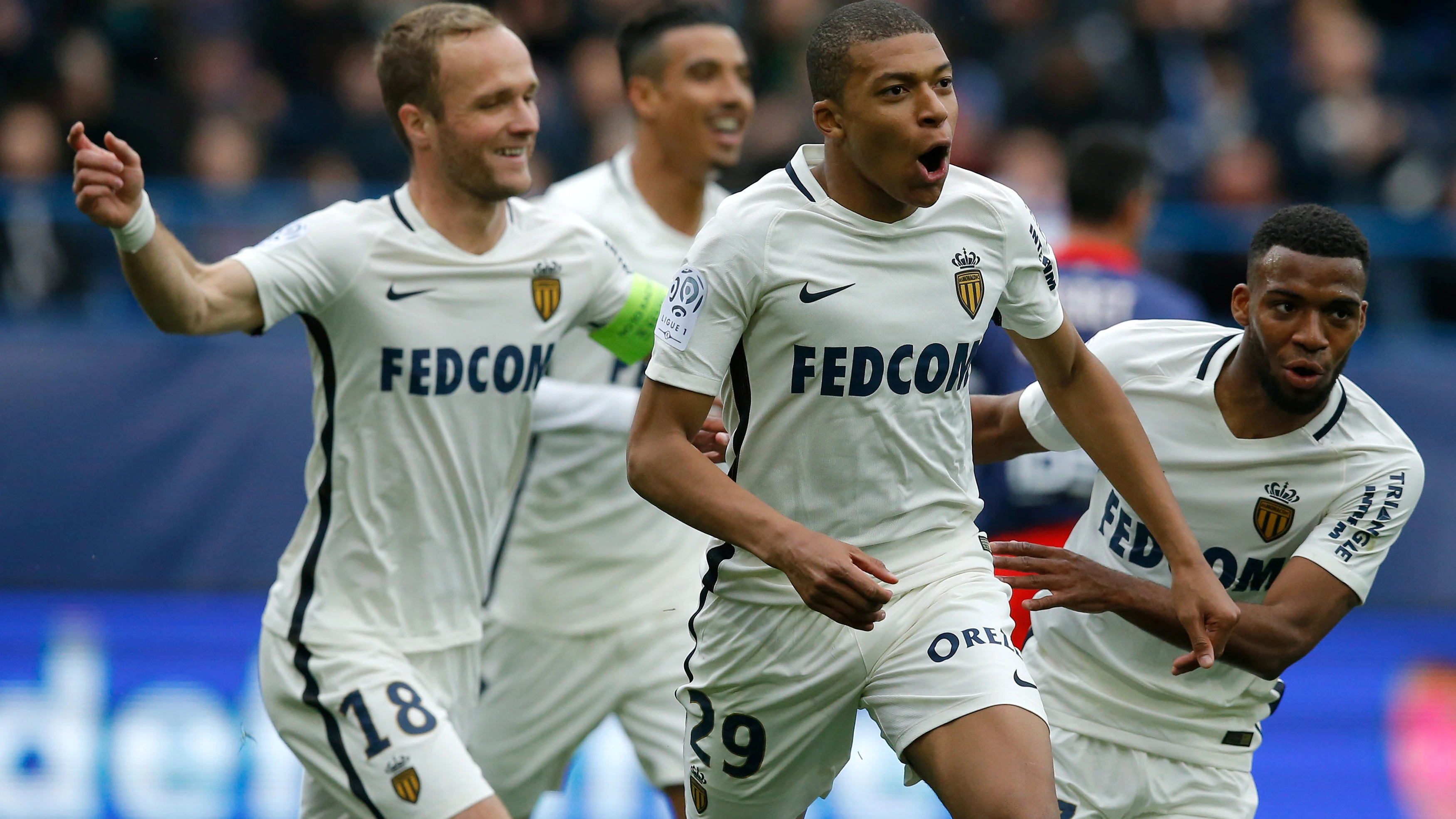 Mbappé celebrando un gol con sus compañeros