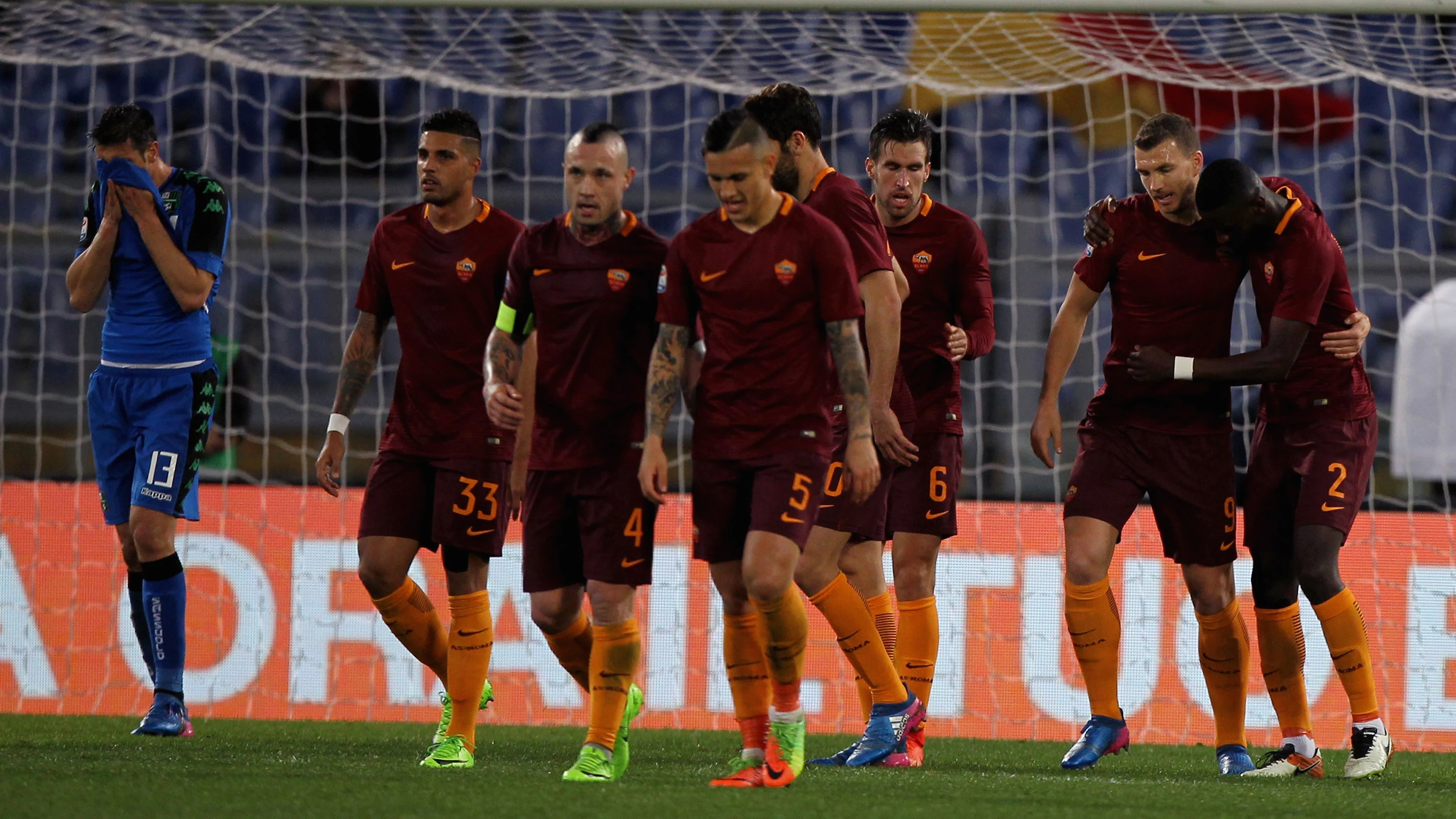 Los jugadores de la Roma celebran un gol ante el Sassuolo