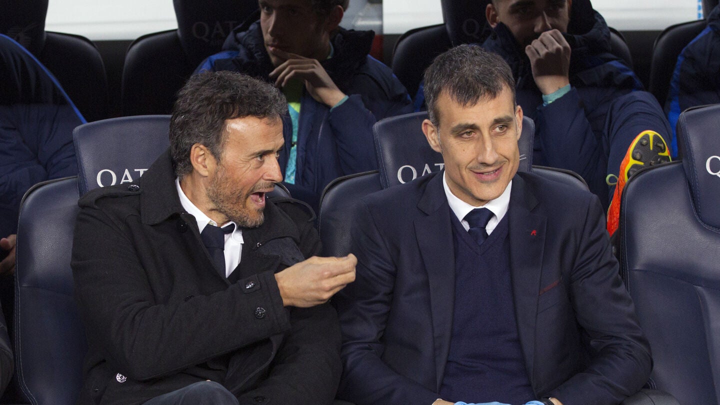 Luis Enrique conversa en el banquillo del Camp Nou