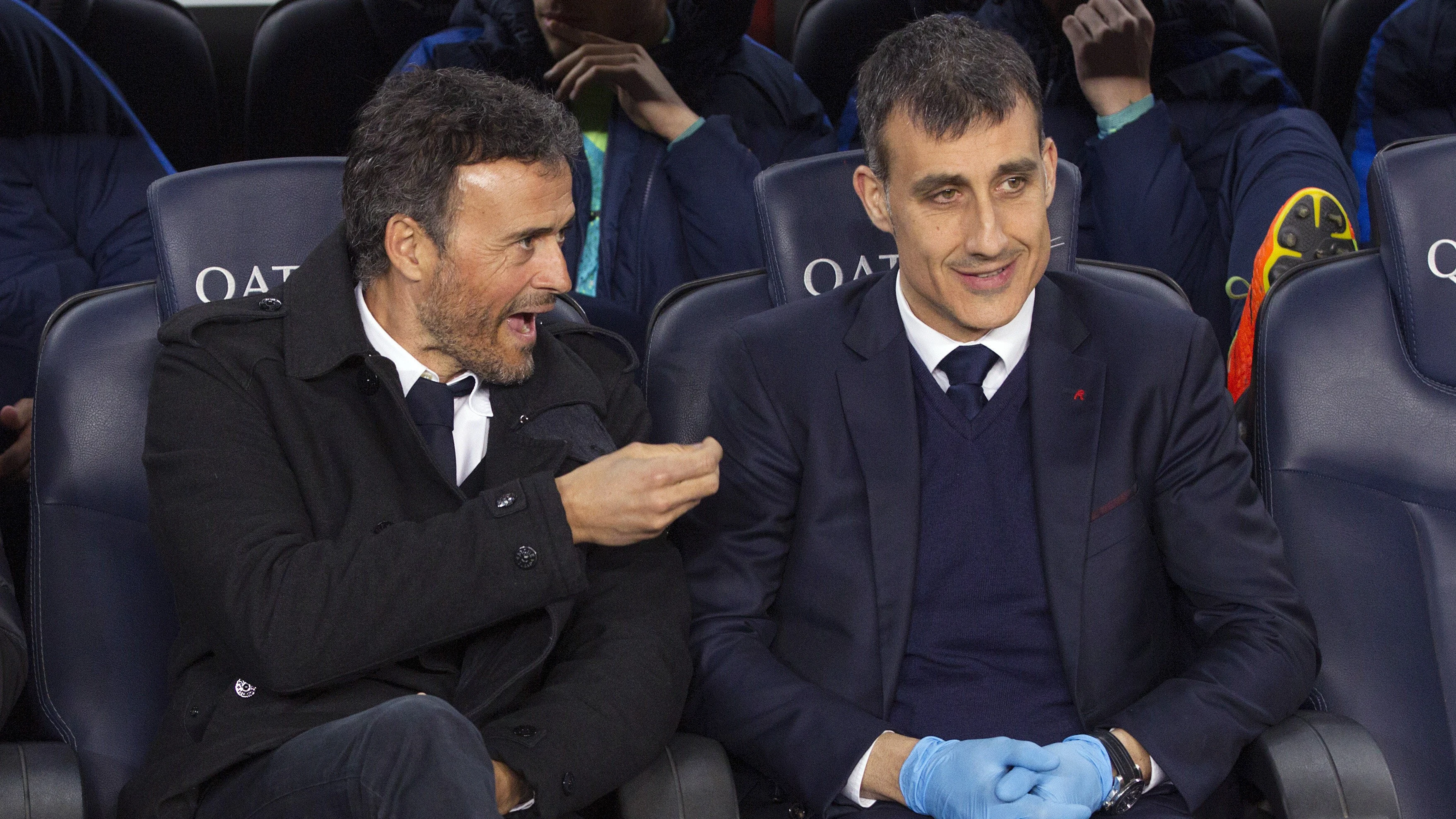 Luis Enrique conversa en el banquillo del Camp Nou