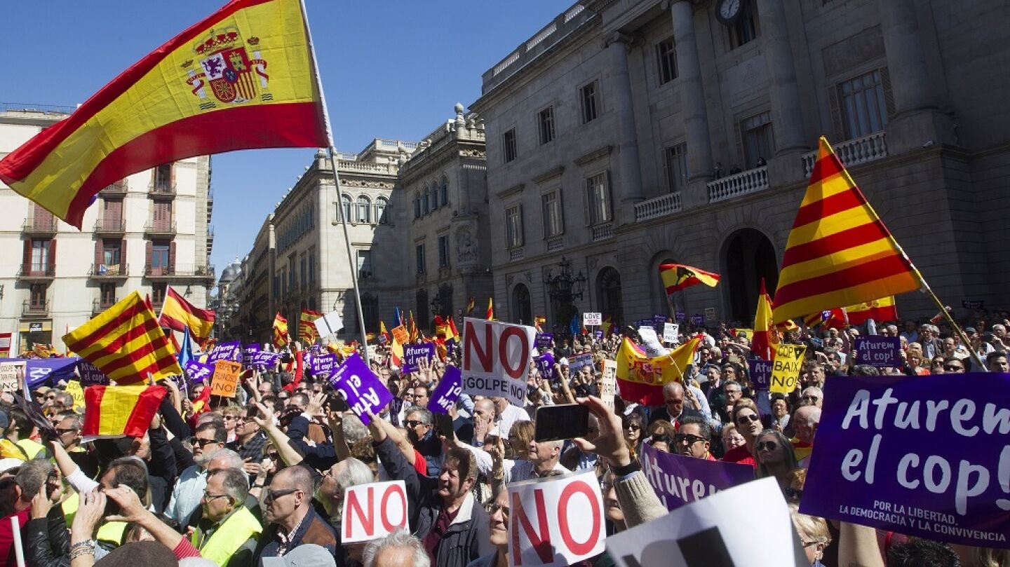 Multitudinaria manifestaci&oacute;n contra el proceso soberanista en Barcelona