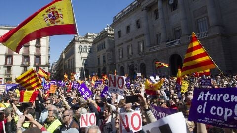Multitudinaria manifestaci&oacute;n contra el proceso soberanista en Barcelona