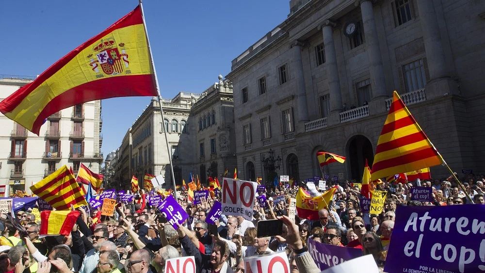 Multitudinaria manifestación contra el proceso soberanista en Barcelona Multitudinaria manifestación contra el proceso soberanista en Barcelona
