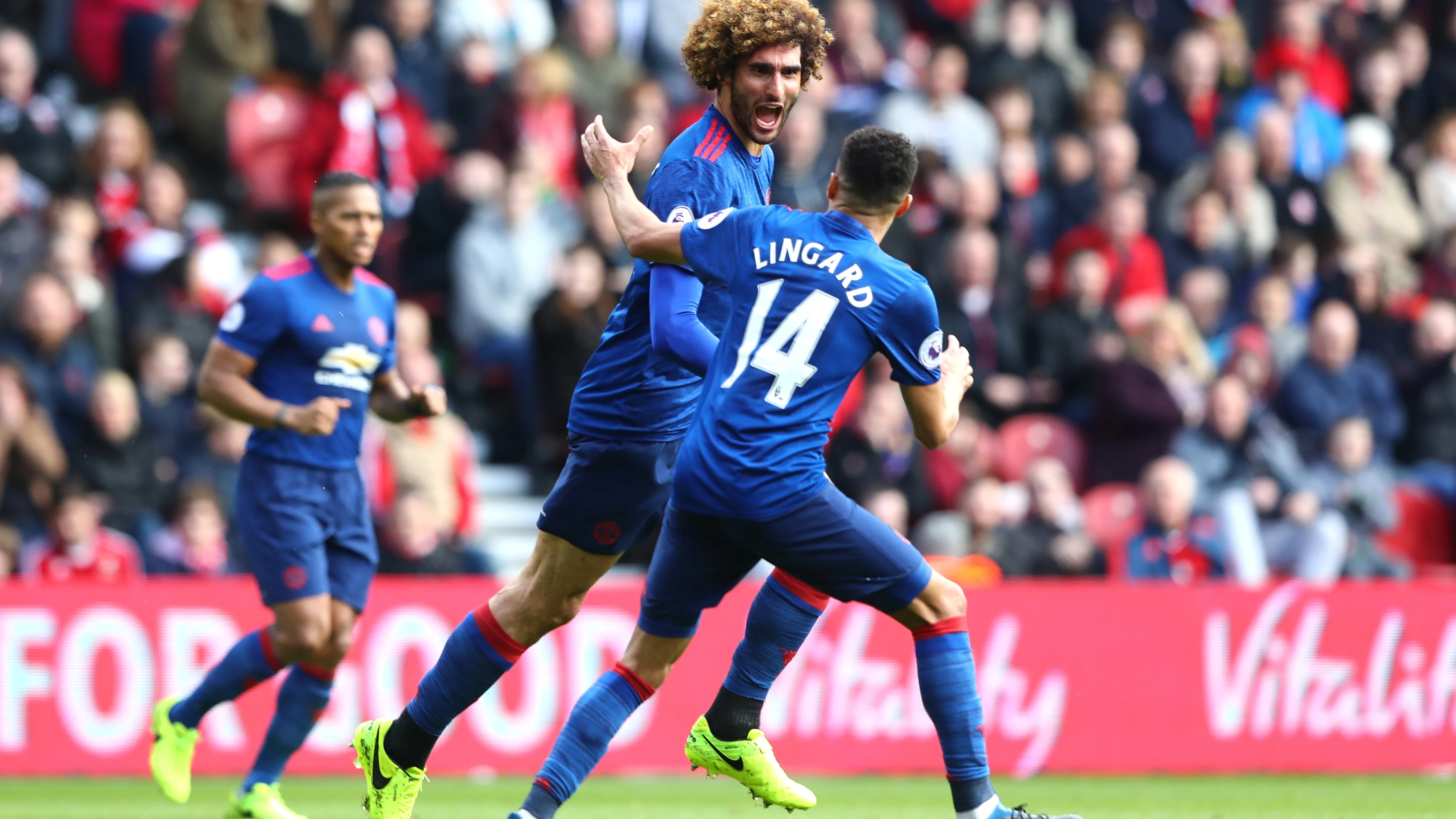 Fellaini celebra un gol con Lingard