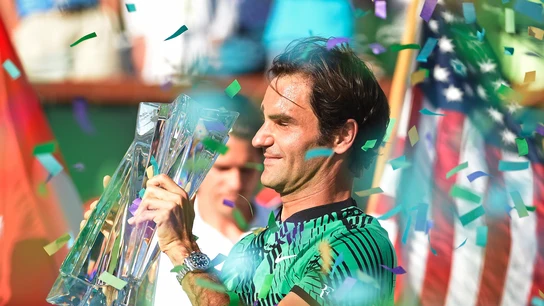 Roger Federer alza el trofeo de Indian Wells al cielo de California Roger Federer alza el trofeo de Indian Wells al cielo de California