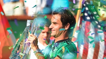 Roger Federer alza el trofeo de Indian Wells al cielo de California