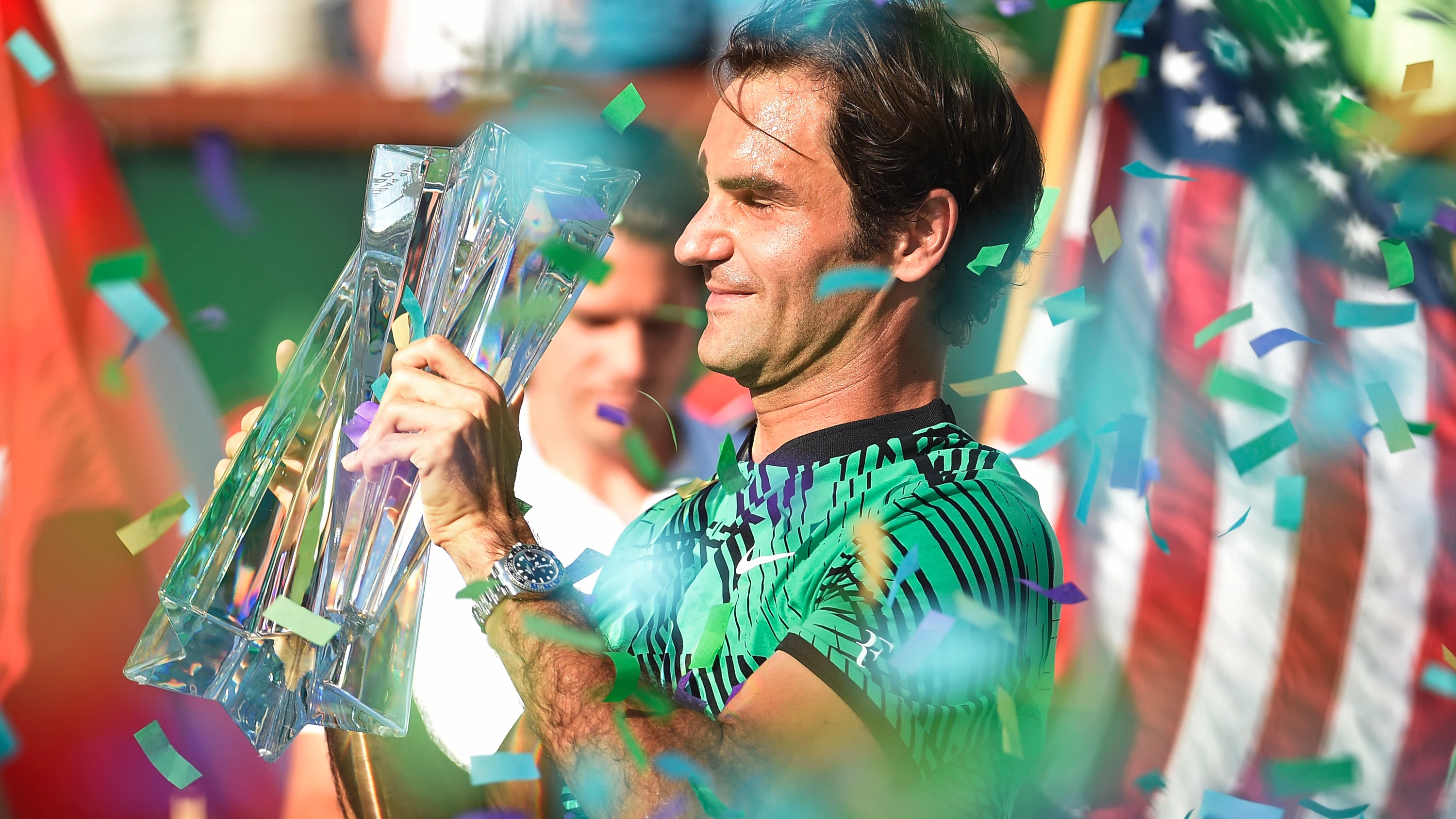 Roger Federer alza el trofeo de Indian Wells al cielo de California Roger Federer alza el trofeo de Indian Wells al cielo de California