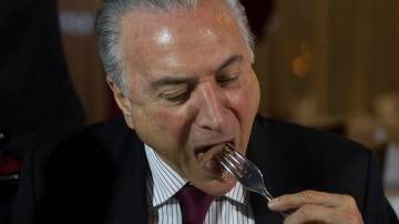 Temer, comiendo una parrillada