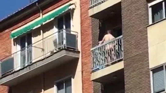 Pillan a una pareja practicando sexo en un balcón Pillan a una pareja practicando sexo en un balcón