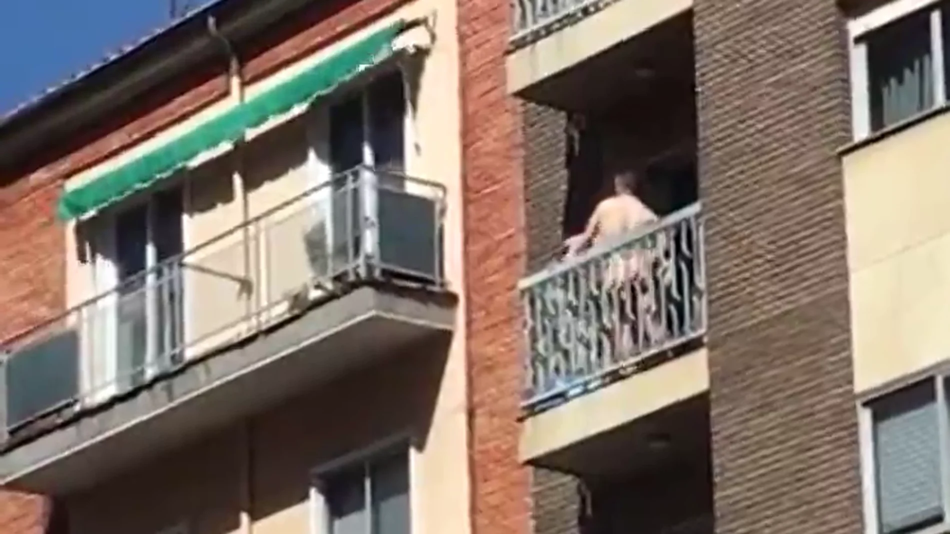 Pillan a una pareja practicando sexo en un balcón