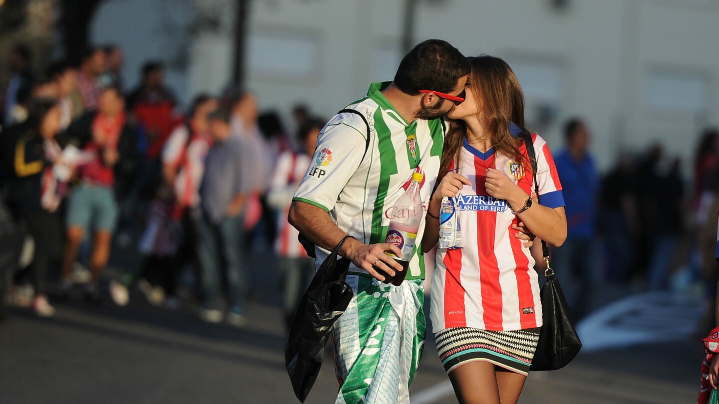 Dos aficionados se besan tras un partido entre Atl&eacute;tico y C&oacute;rdoba