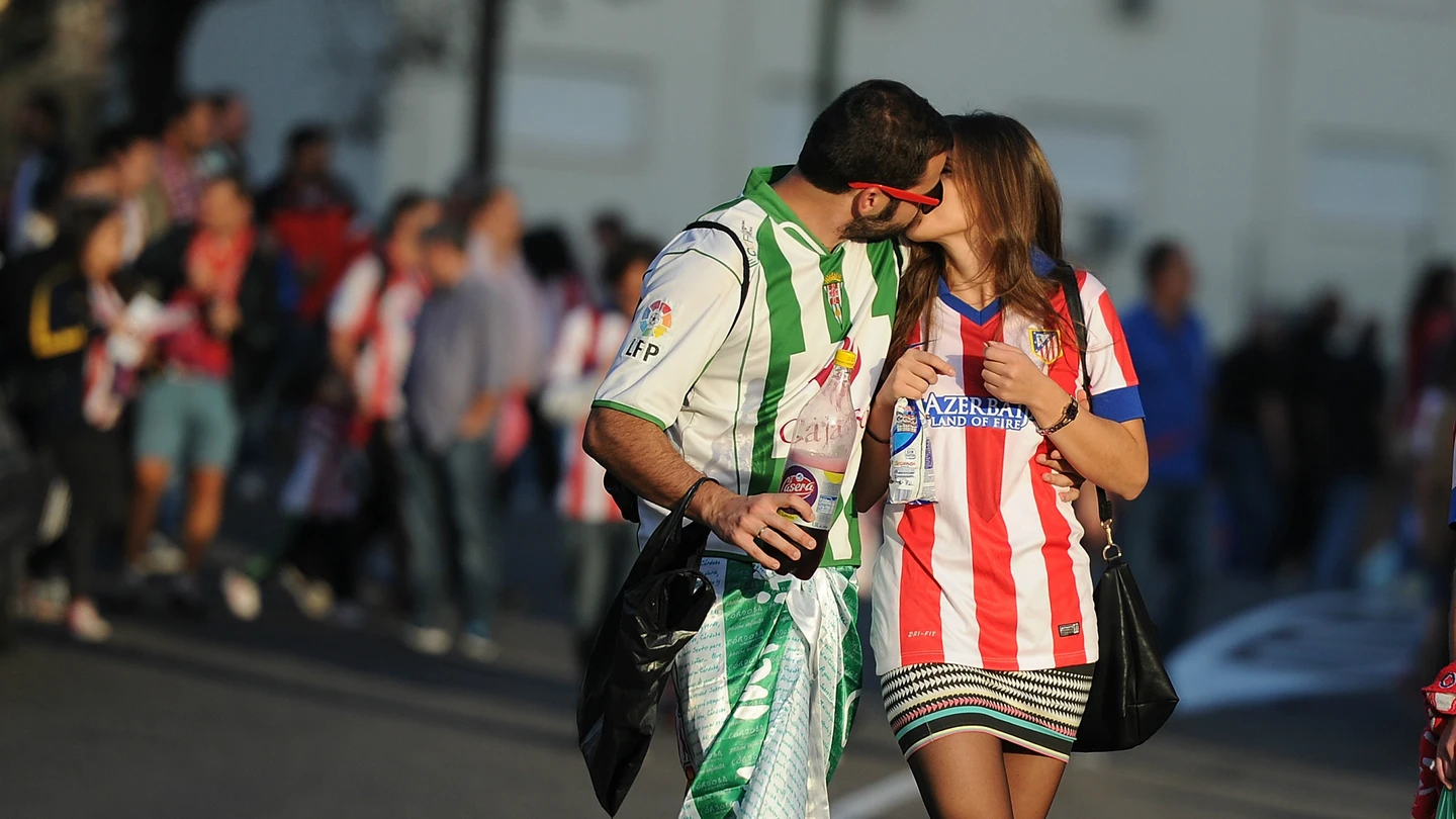 Dos aficionados se besan tras un partido entre Atlético y Córdoba Dos aficionados se besan tras un partido entre Atlético y Córdoba