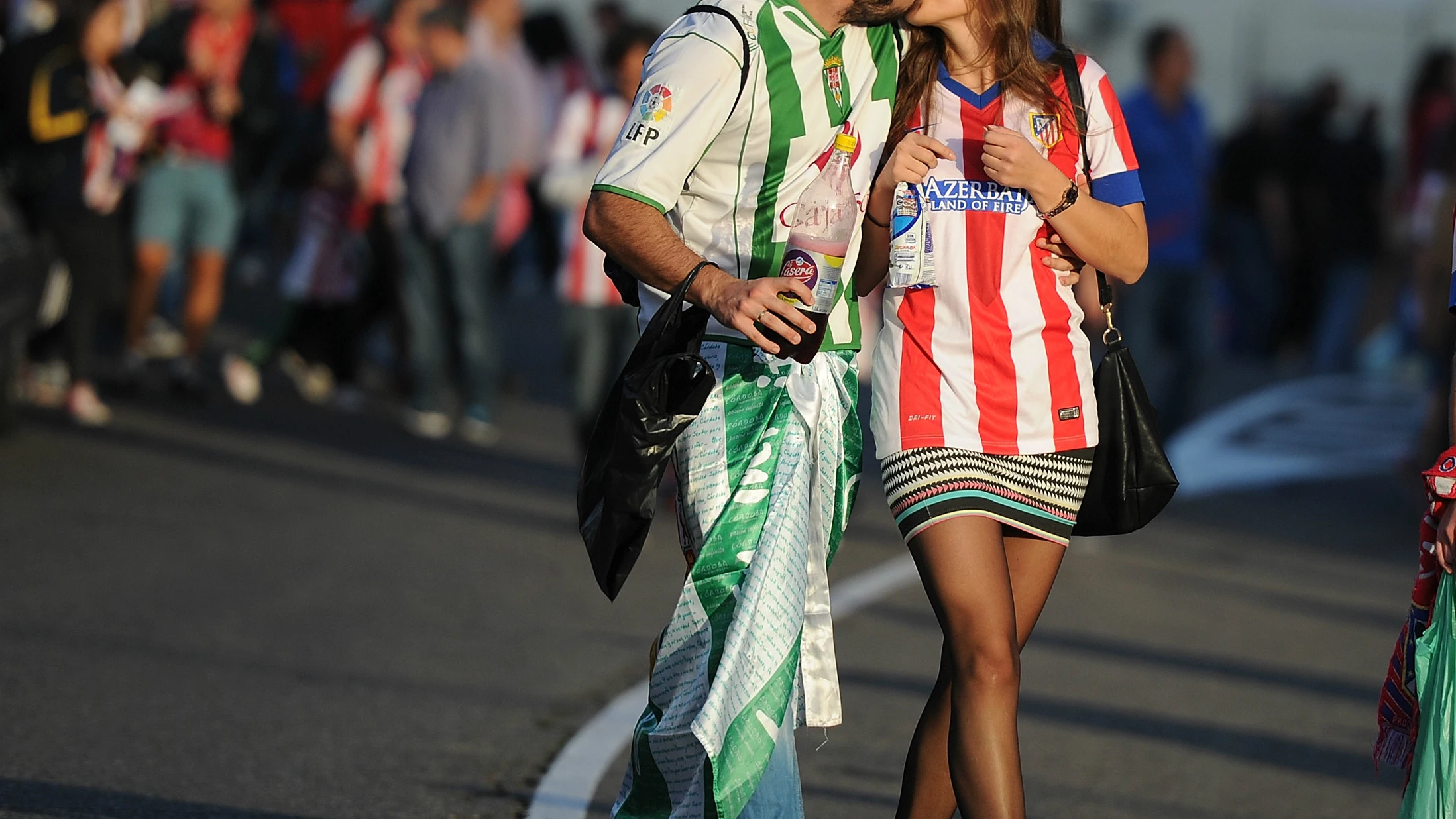 Dos aficionados se besan tras un partido entre Atlético y Córdoba