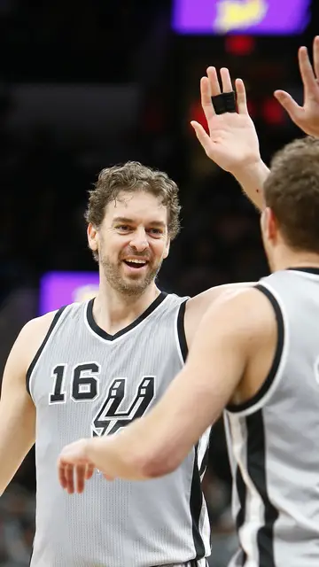 Pau Gasol celebra una canasta con Lee Pau Gasol celebra una canasta con Lee