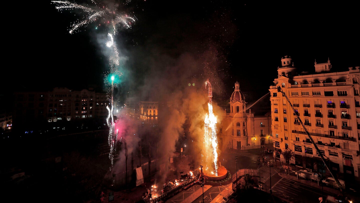 Crem&agrave; de la falla municipal de Valencia