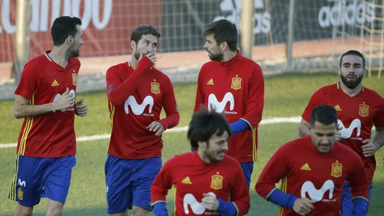 Sergio Ramos y Piqué, juntos durante el entrenamiento con la Selección Sergio Ramos y Piqué, juntos durante el entrenamiento con la Selección