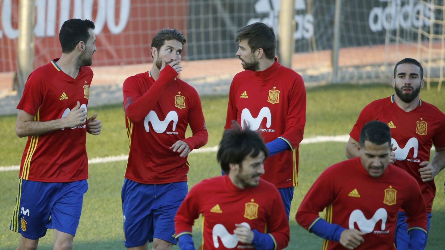 Sergio Ramos y Piqu&eacute;, juntos durante el entrenamiento con la Selecci&oacute;n
