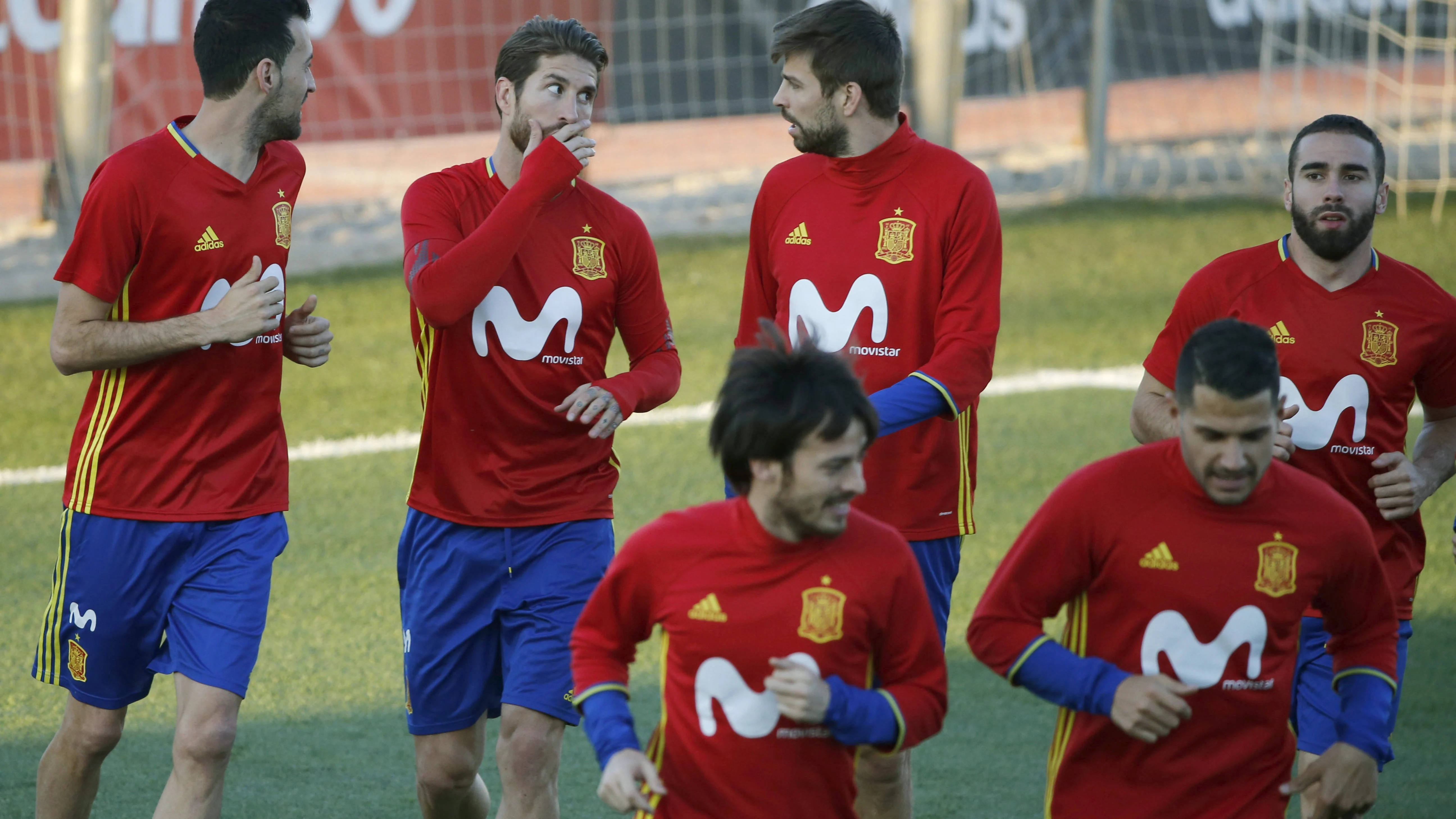 Sergio Ramos y Piqué, juntos durante el entrenamiento con la Selección Sergio Ramos y Piqué, juntos durante el entrenamiento con la Selección