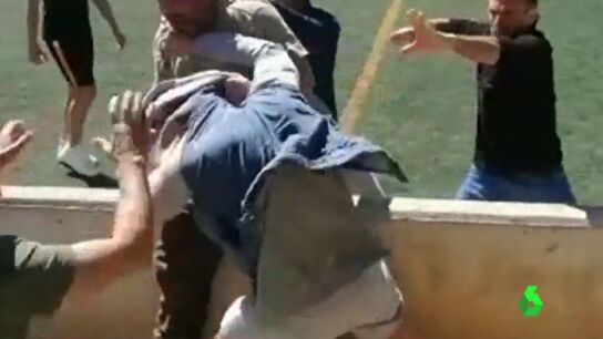 Frame 82.447333 de: PeleaFutbolDos