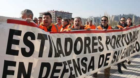 Los estibadores, en un momento de su manifestación. Los estibadores, en un momento de su manifestación.