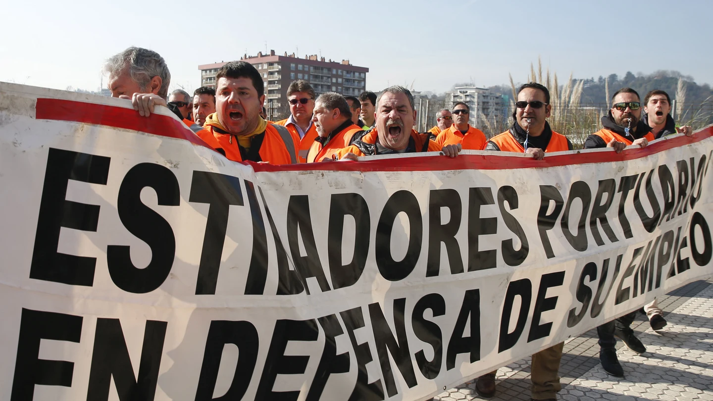 Los estibadores, en un momento de su manifestación. Los estibadores, en un momento de su manifestación.