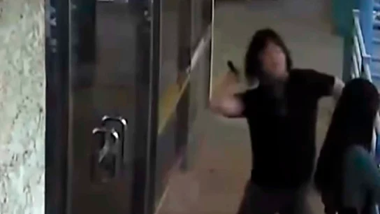 Brutal agresión a una mujer a martillazos en plena calle Brutal agresión a una mujer a martillazos en plena calle