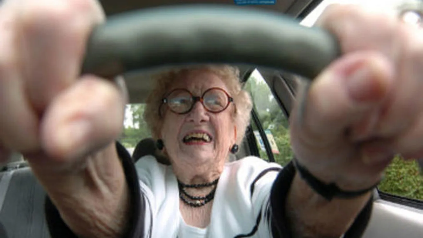 Anciana al volante Anciana al volante