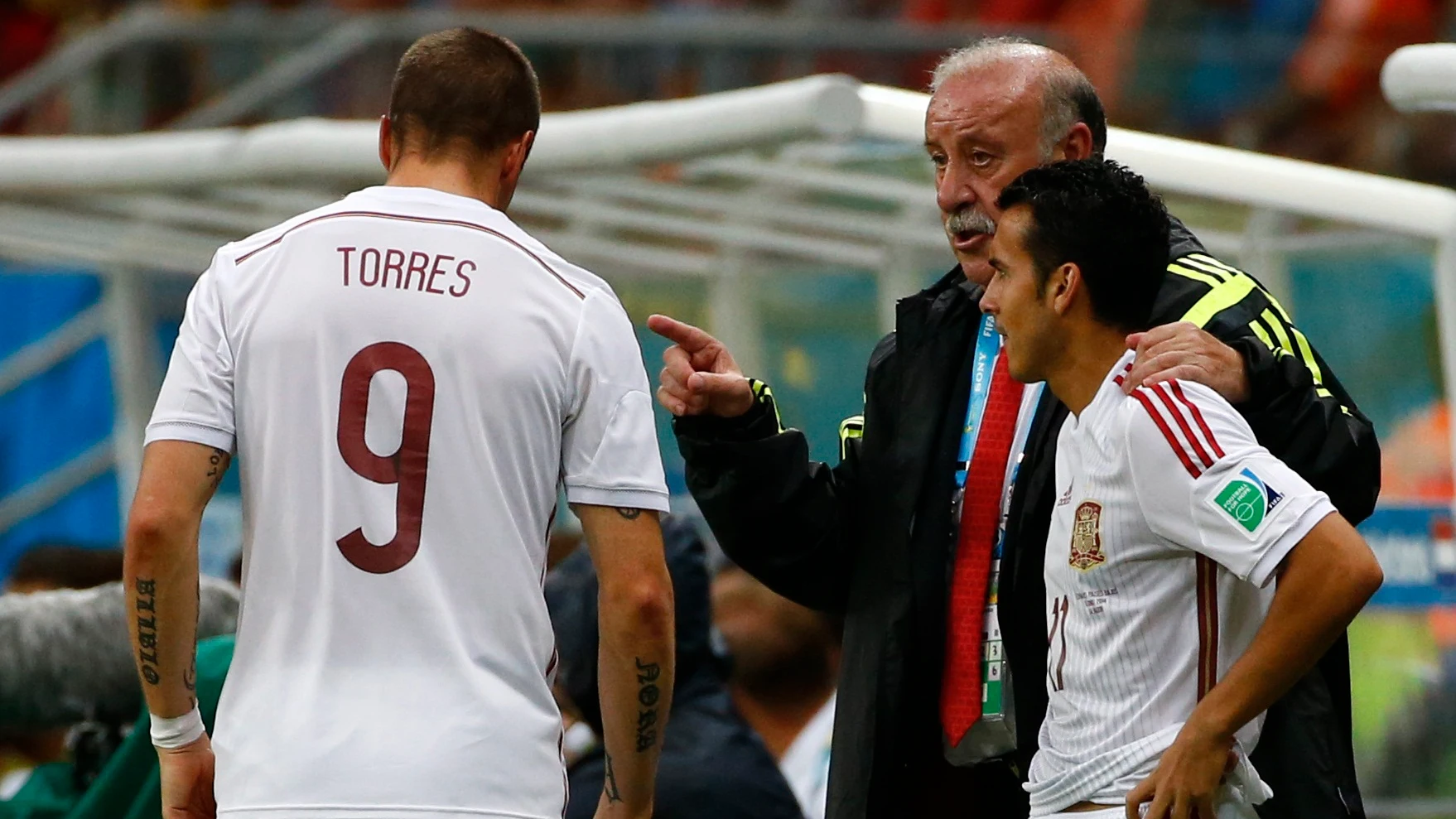 Vicente del Bosque da instrucciones a Pedro durante un partido