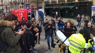 Los sanitarios trasladan a la joven atropellada por el autobús de Hazte Oír