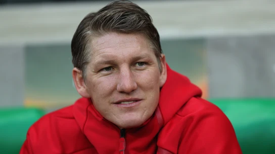 Bastian Schweinsteiger, sonriente en el banquillo Bastian Schweinsteiger, sonriente en el banquillo