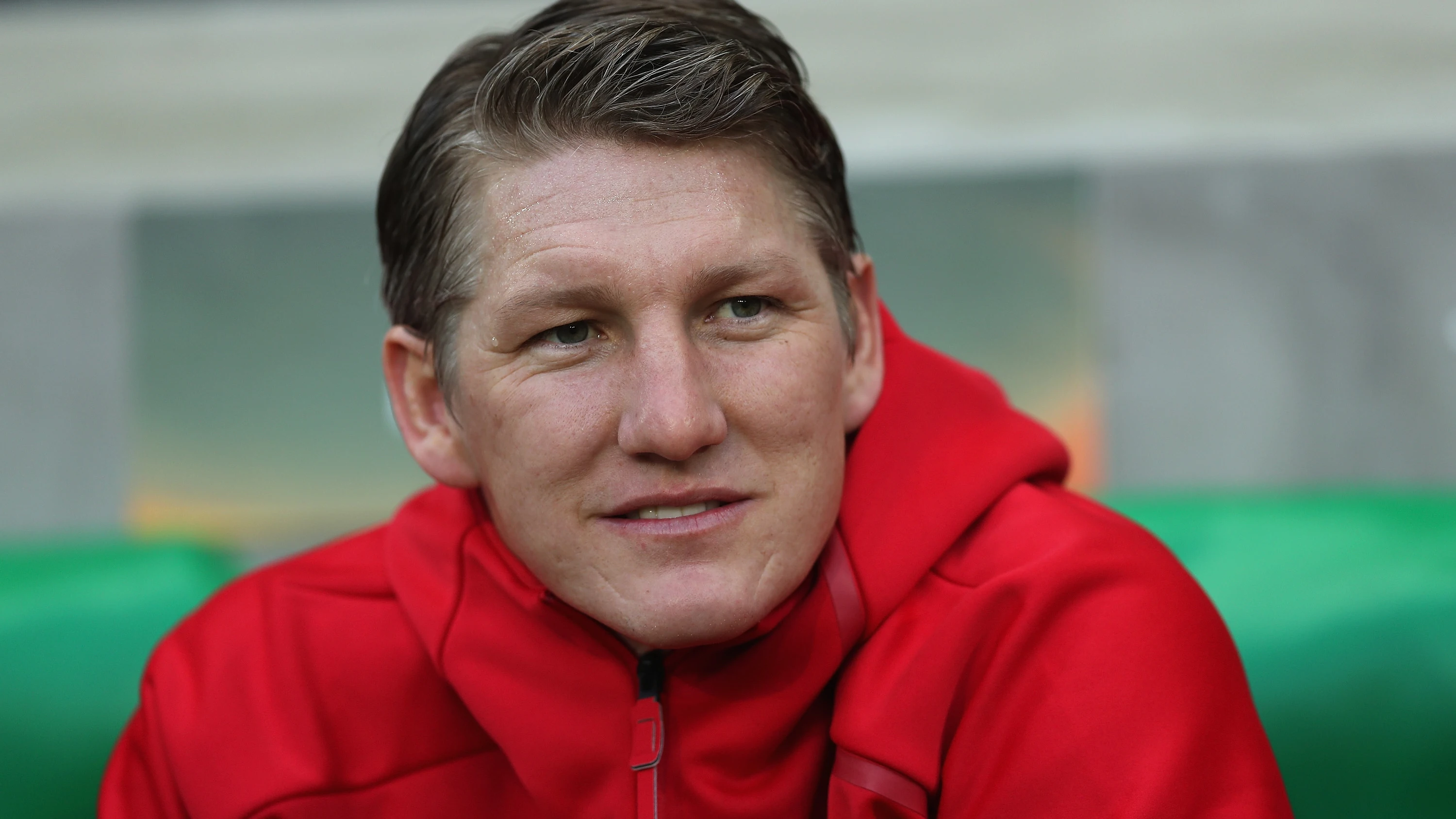 Bastian Schweinsteiger, sonriente en el banquillo