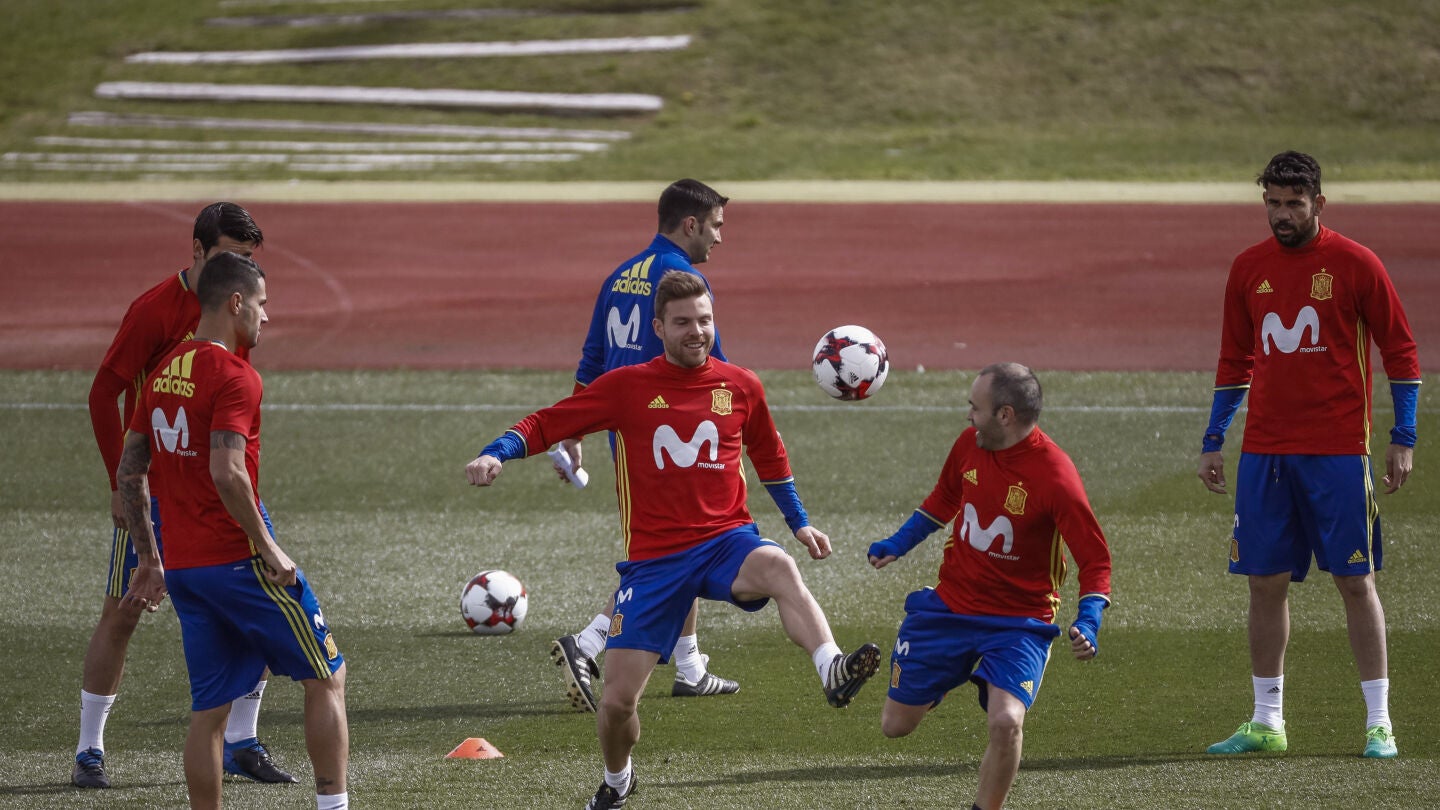 Illarramendi disputa el bal&oacute;n con Andr&eacute;s Iniesta