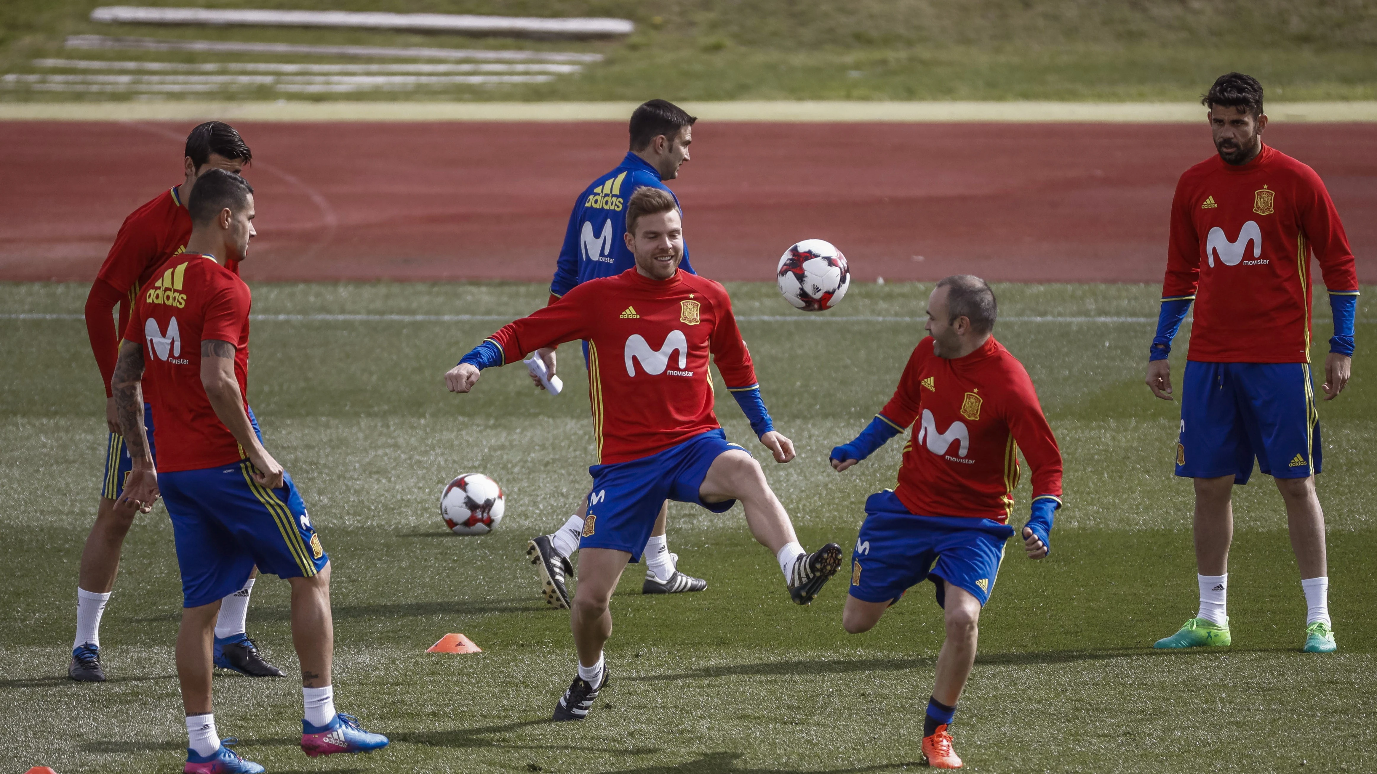 Illarramendi disputa el balón con Andrés Iniesta