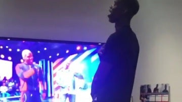 Paul Pogba baila mientras ve la televesión