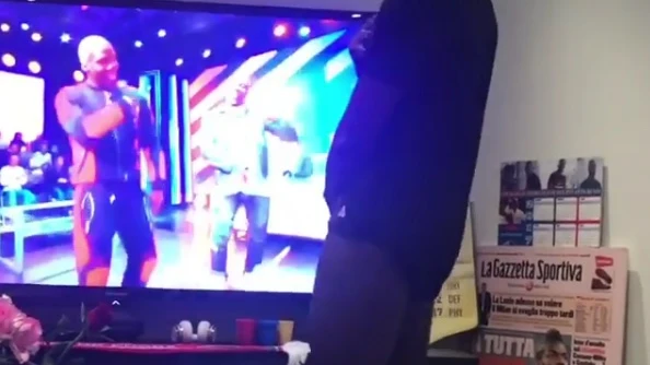 Paul Pogba baila mientras ve la televesión