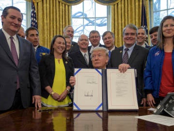 Donald Trump firma el acta para que la NASA llegue a Marte