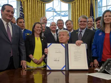 Donald Trump firma el acta para que la NASA llegue a Marte Donald Trump firma el acta para que la NASA llegue a Marte