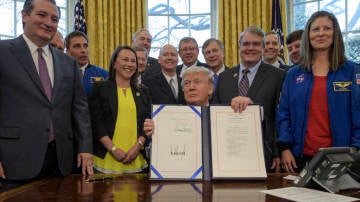 Donald Trump firma el acta para que la NASA llegue a Marte