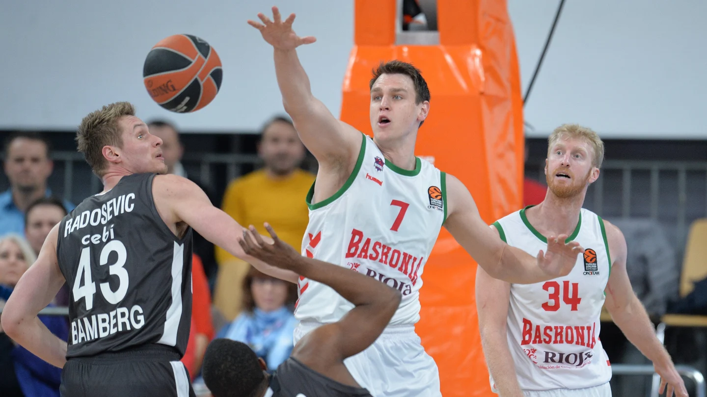 Los jugadores del Baskonia y del Brose Bamberg en acción Los jugadores del Baskonia y del Brose Bamberg en acción