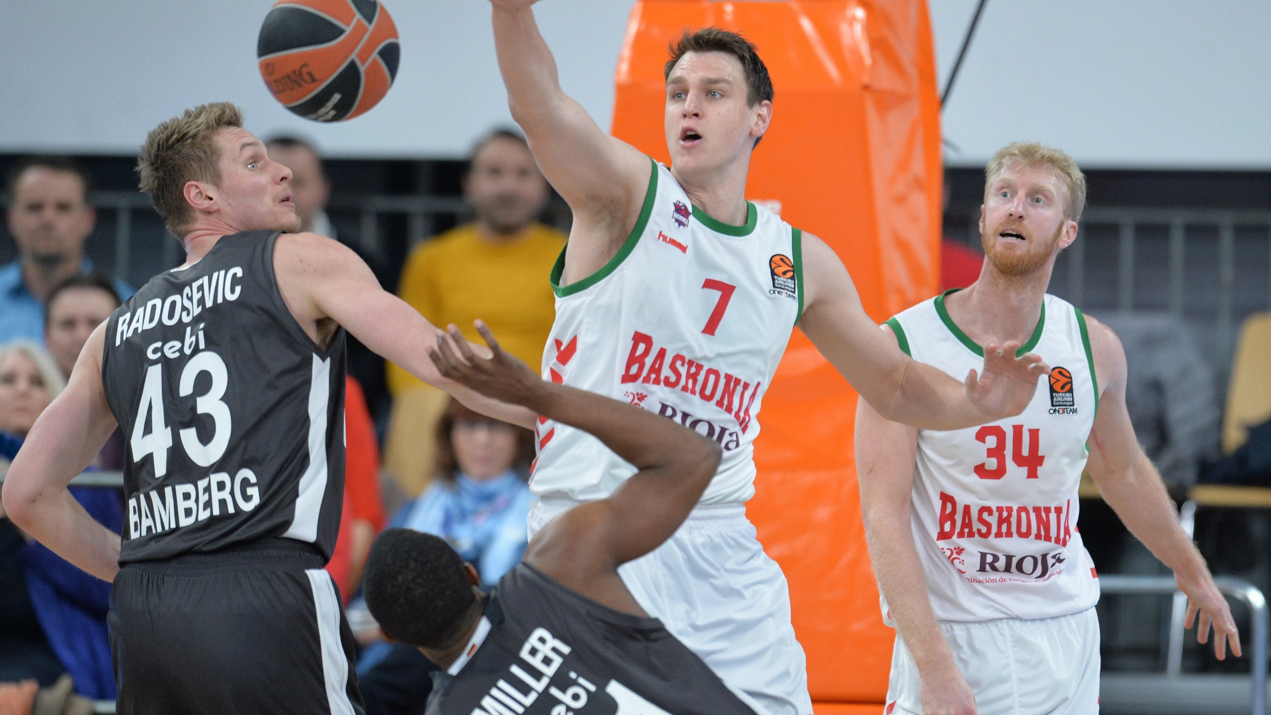 Los jugadores del Baskonia y del Brose Bamberg en acción