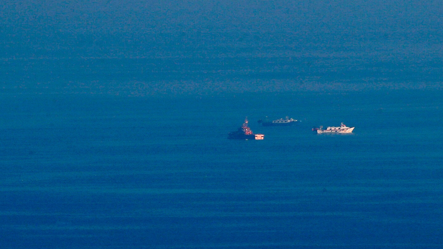 Un barco de salvamento y dos pesqueros participan en las tareas de b&uacute;squeda de los dos marineros desaparecidos