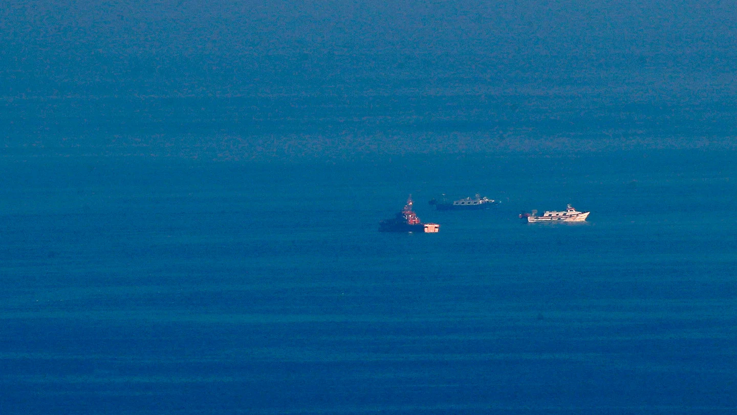 Barcos de salvamento en una imagen de archivo Un barco de salvamento y dos pesqueros participan en las tareas de búsqueda de los dos marineros desaparecidos