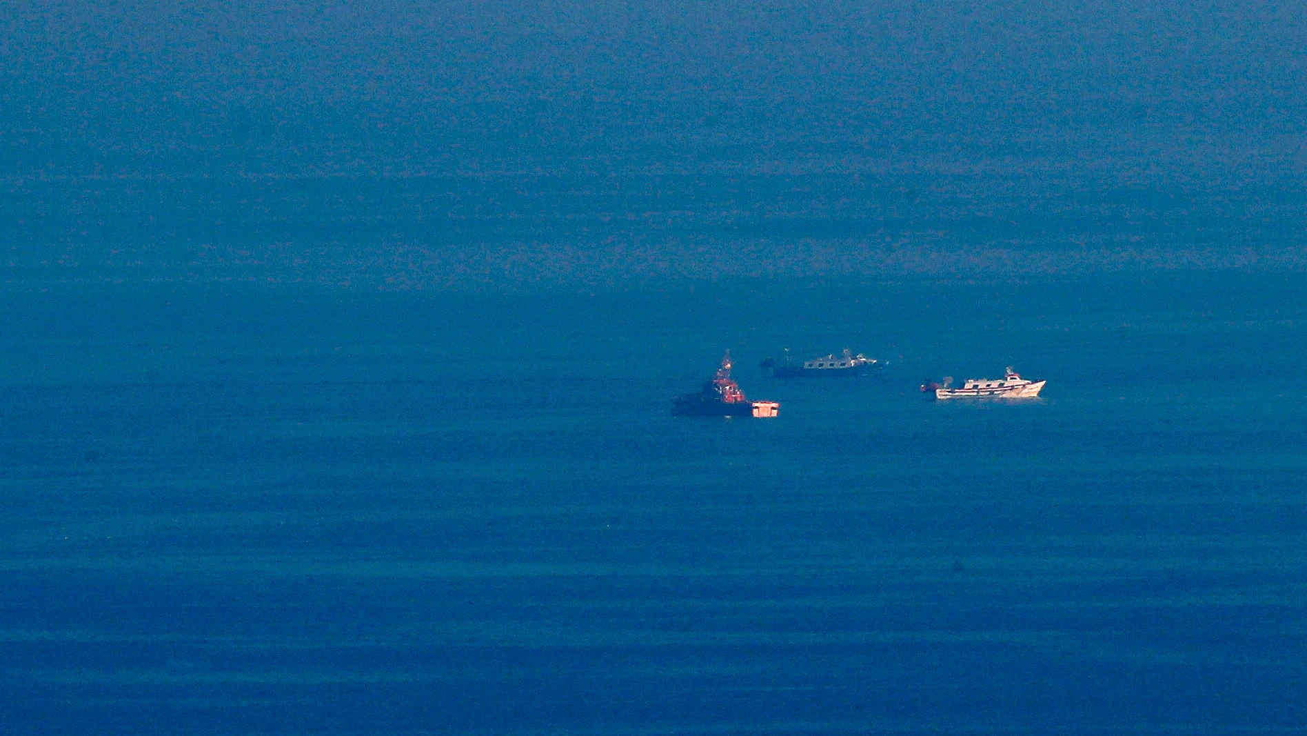 Un barco de salvamento y dos pesqueros participan en las tareas de búsqueda de los dos marineros desaparecidos