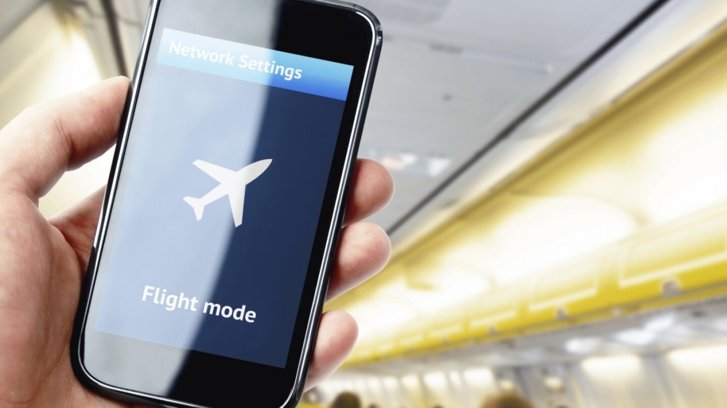 M&oacute;vil en modo avi&oacute;n durante un vuelo