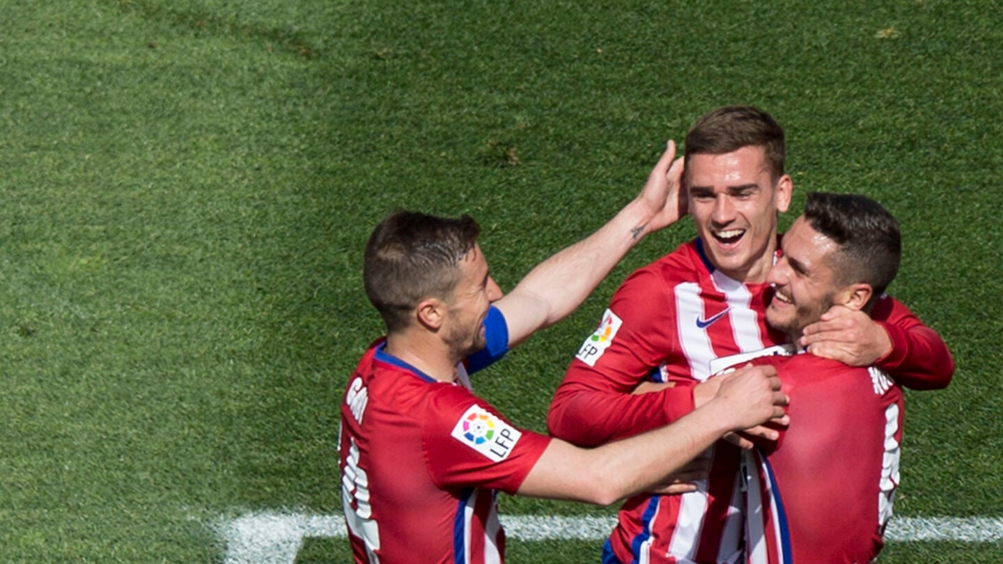 Gabi, Griezmann y Koke se abrazan tras un tanto del franc&eacute;s