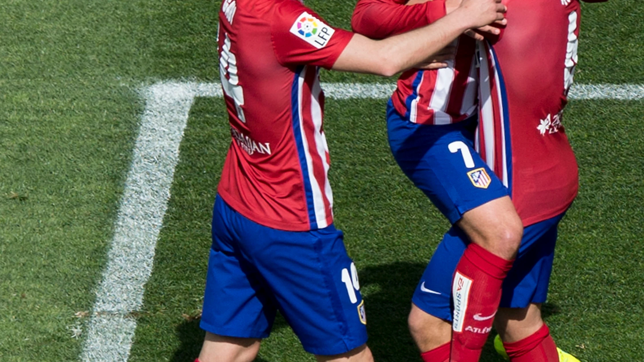 Gabi, Griezmann y Koke se abrazan tras un tanto del francés Gabi, Griezmann y Koke se abrazan tras un tanto del francés
