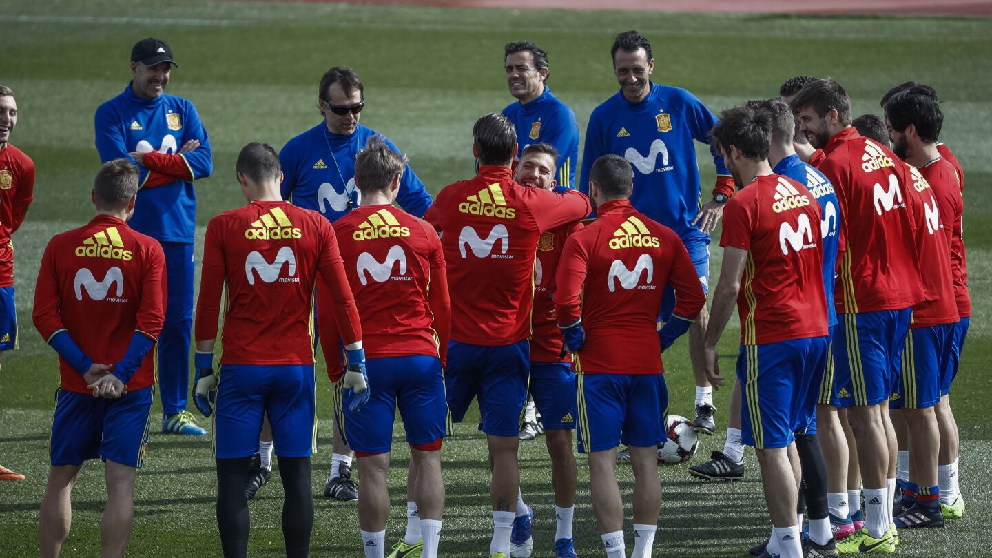 Los jugadores de la Selecci&oacute;n felicitan a Jordi Alba por su cumplea&ntilde;os