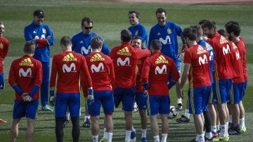 Los jugadores de la Selección felicitan a Jordi Alba por su cumpleaños