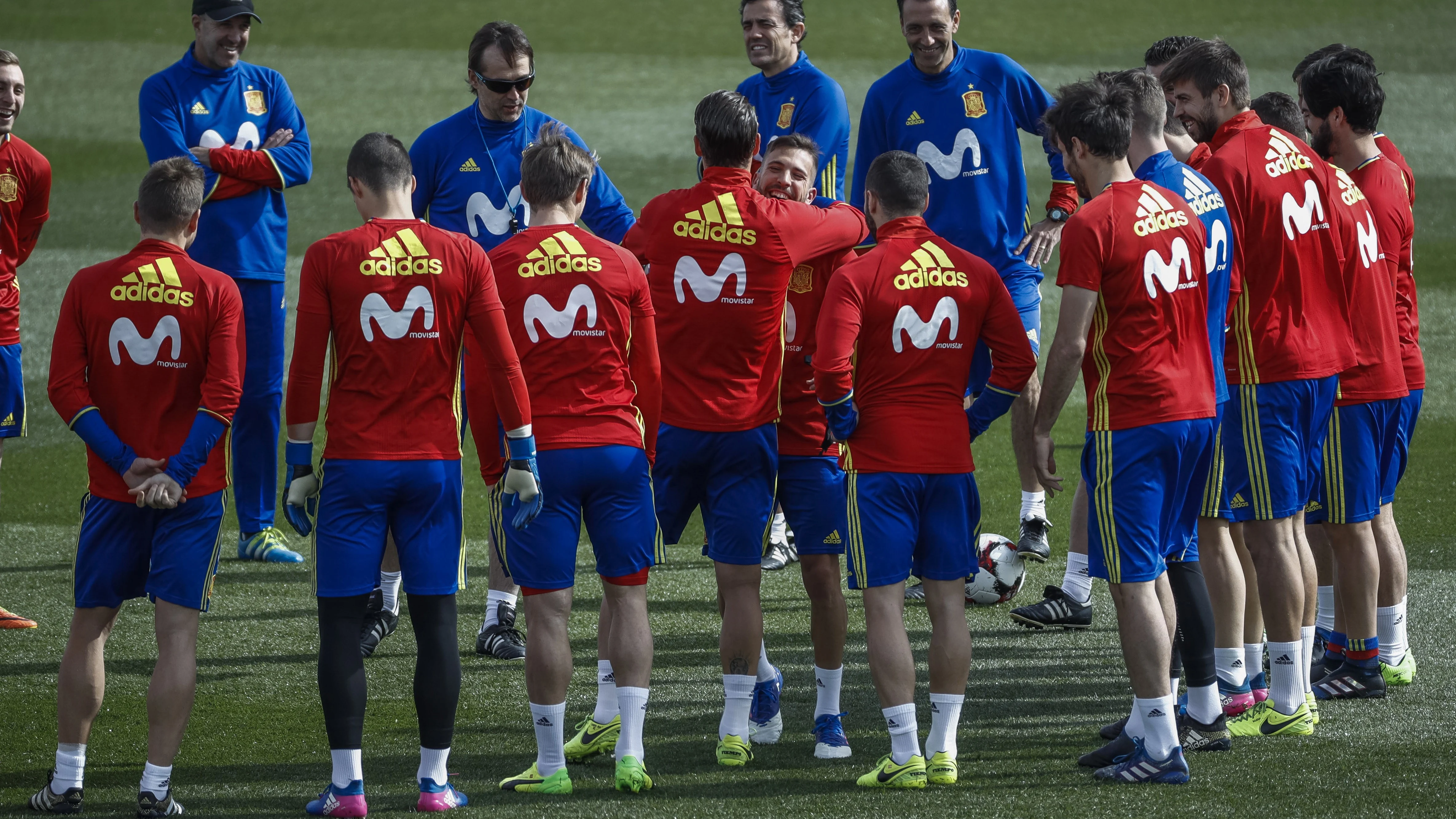 Los jugadores de la Selección felicitan a Jordi Alba por su cumpleaños