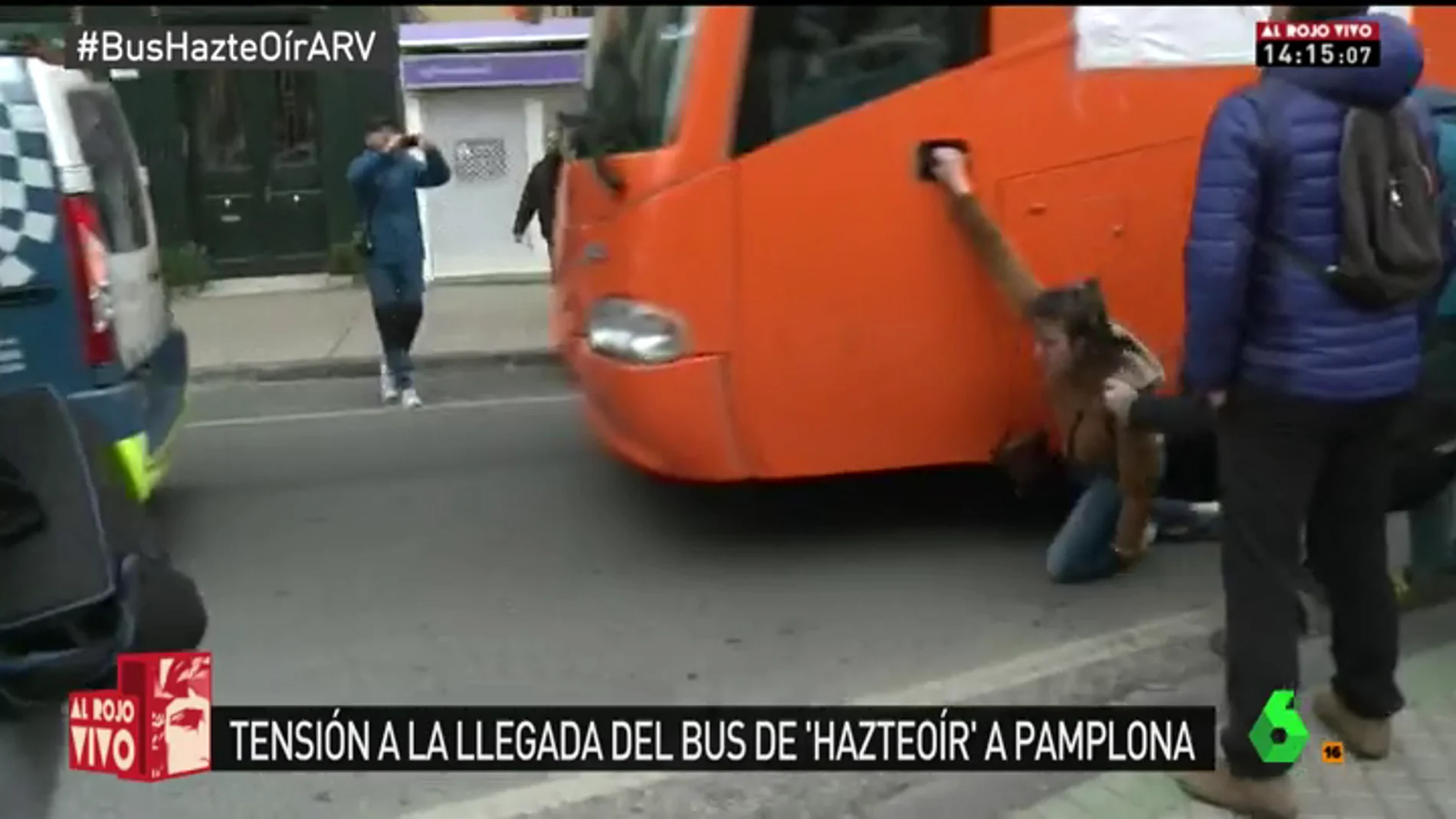 El autobús de Hazte Oír arrolla a una joven que protestaba en Pamplona y se da a la fuga